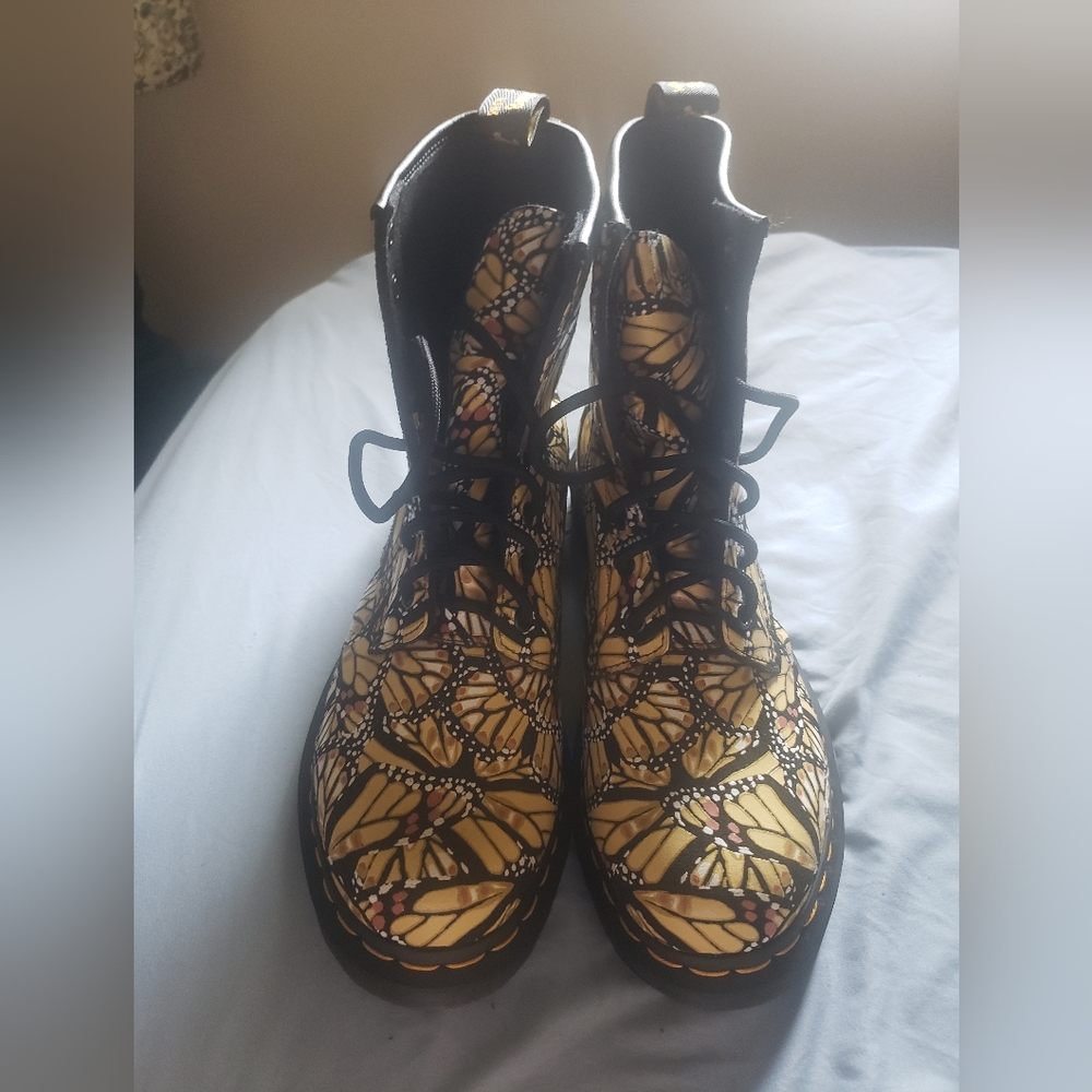 DOC MARTENS WOMENS 1460 SIZE 8L BUTTERFLY BOOT-NEW